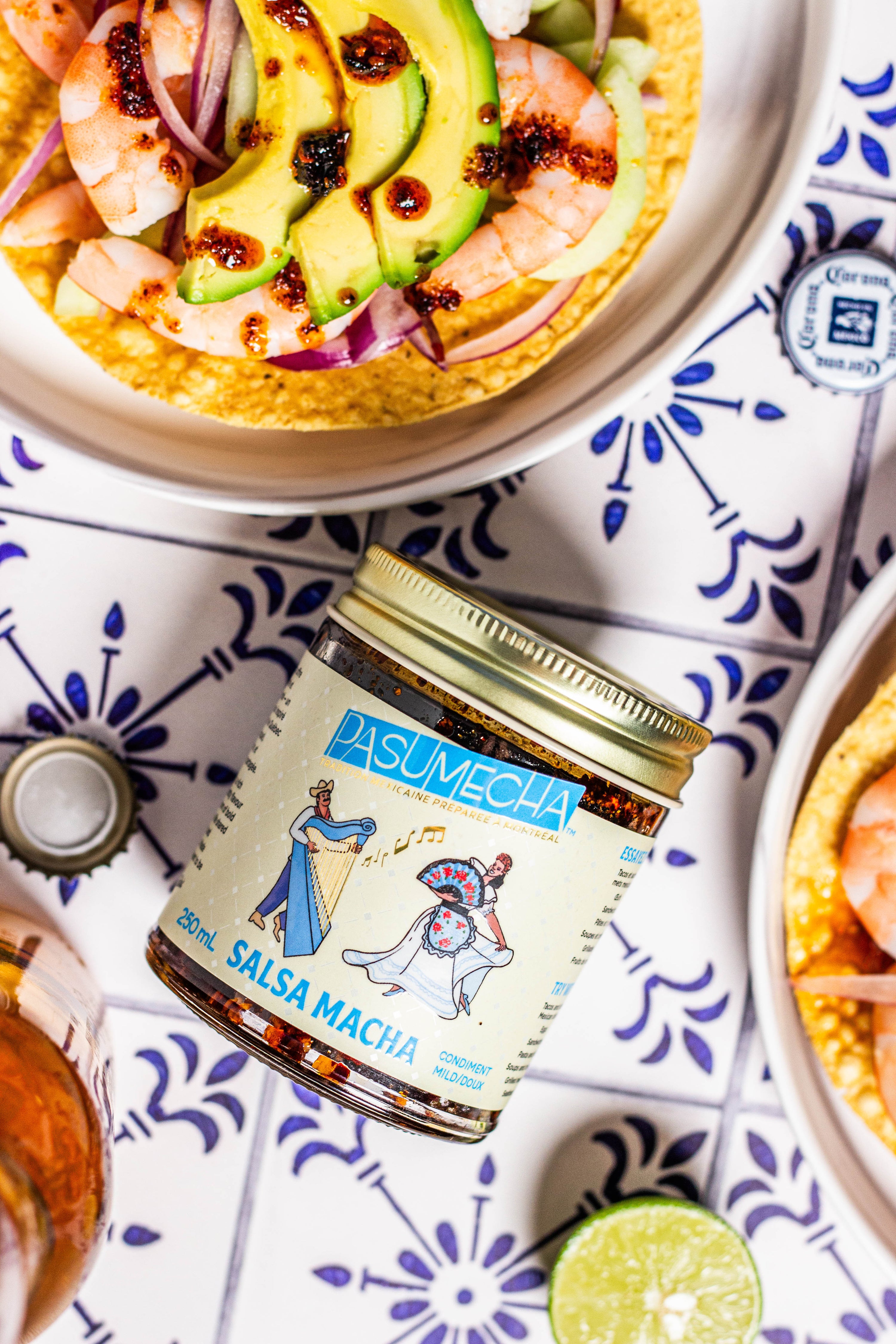 Tostadas aux crevettes, avocat et Salsa Macha Pasumecha