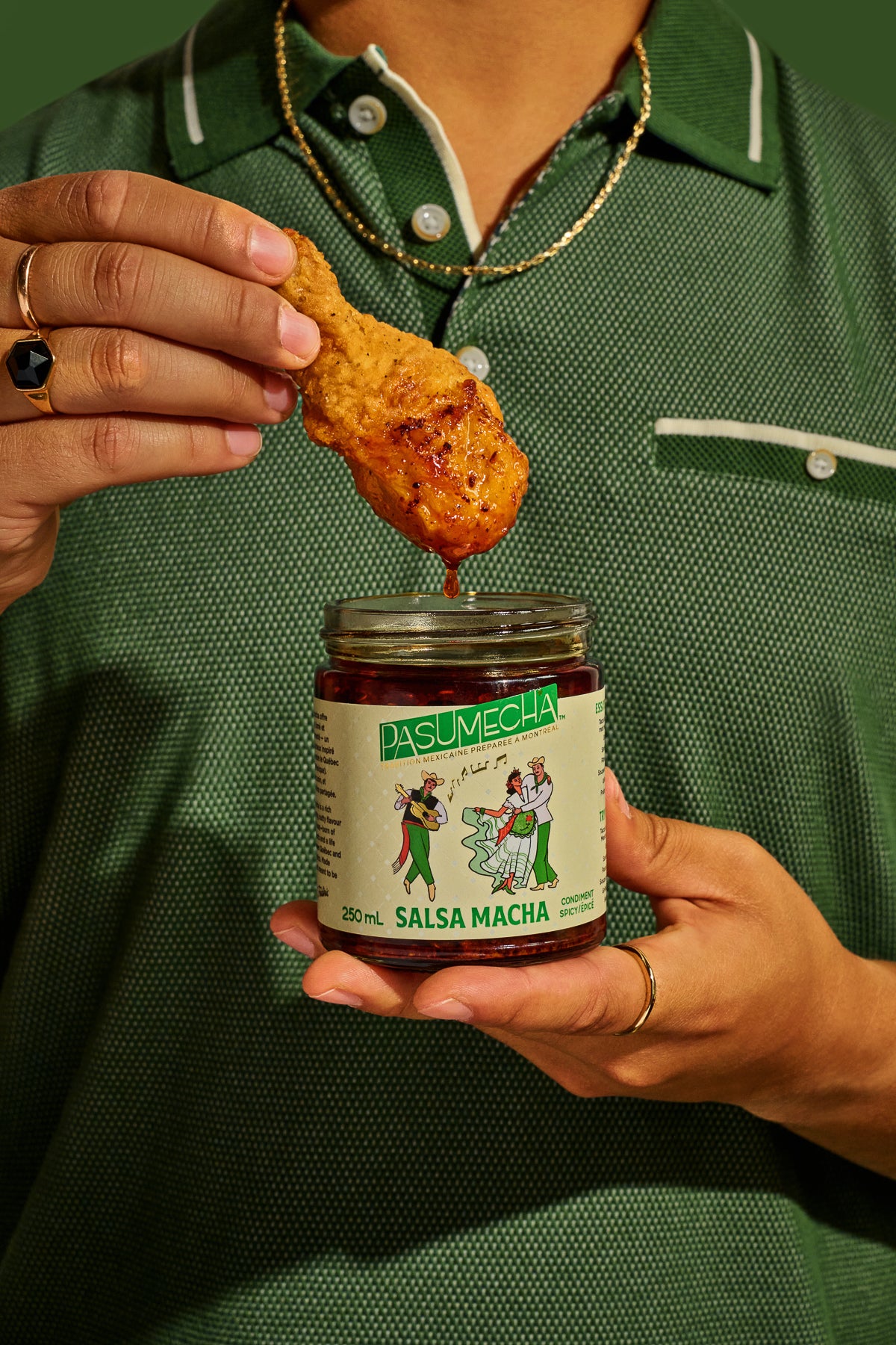 Étiquette de Salsa Macha Pasumecha sur un pot en verre, avec du poulet