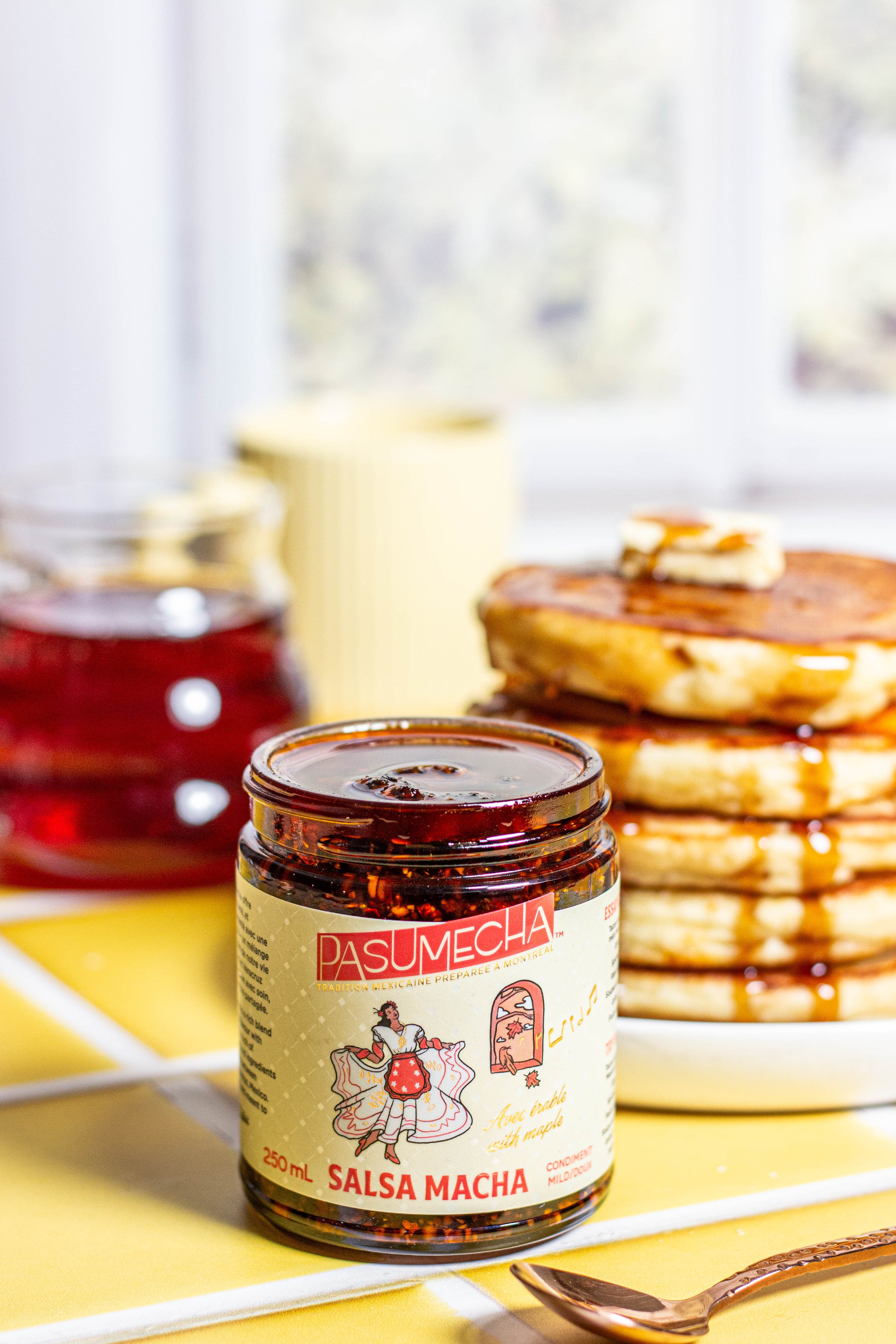 Salsa Macha à l’Érable servie avec des crêpes.