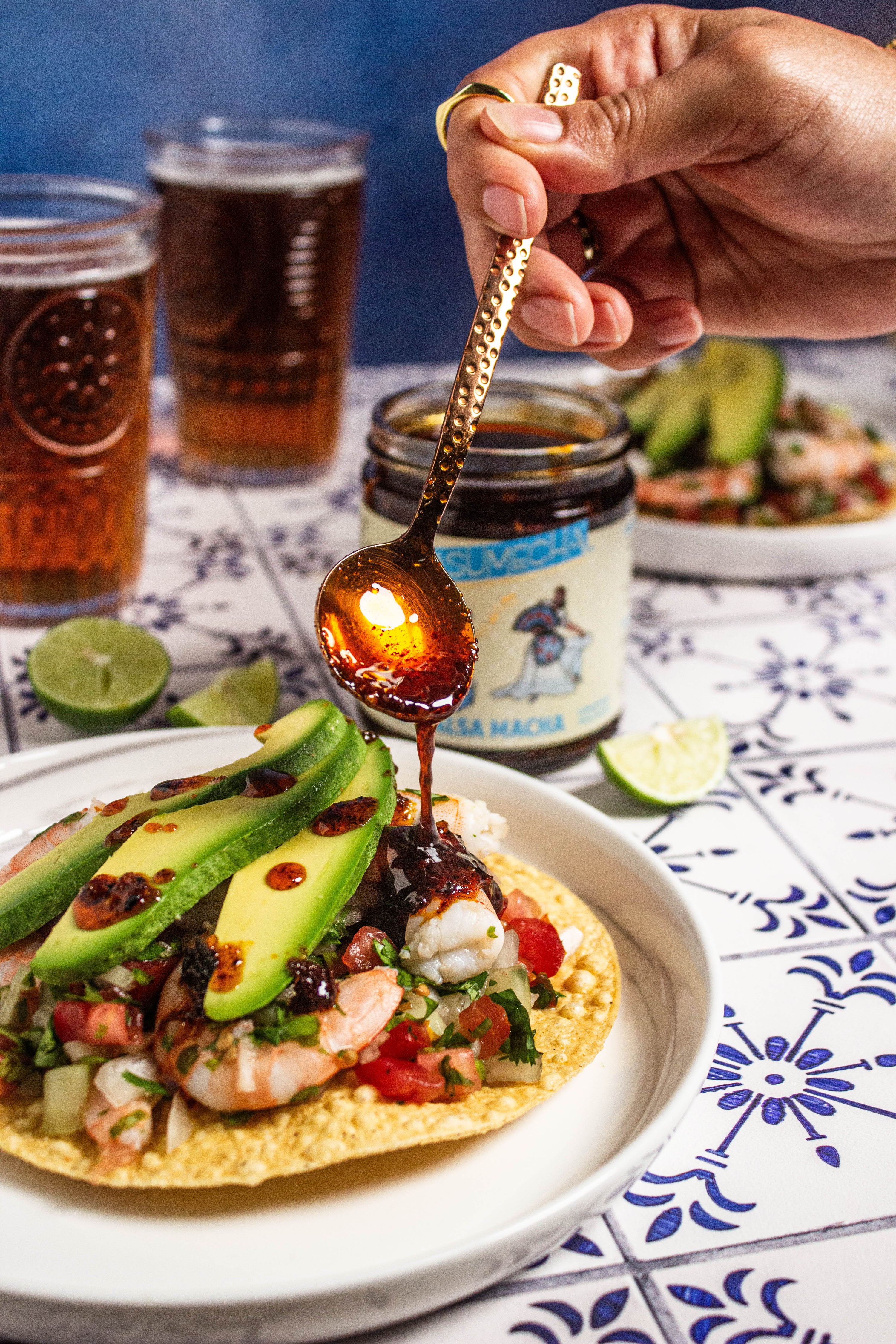 Tacos avocat et crevette avec salsa macha artisanale 